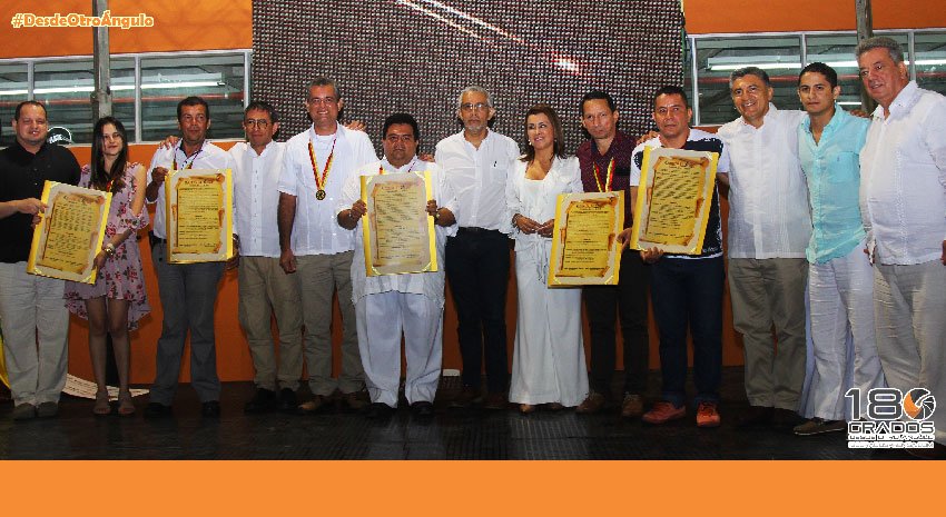 180GradosPrensa's tweet photo. 🔴 #PremioReynaldoMatiz en 📽 #DesdeOtroÁngulo || El Concejo de #Neiva #Huila cumplió con la entrega de los Premios de Periodismo Reynaldo Matiz Trujillo. En esta versión 2019, se presentaron 95 trabajos. Aquí está el análisis 180 Grados: https://t.co/JVZlygk2cm https://t.co/QdLIXsjRNa