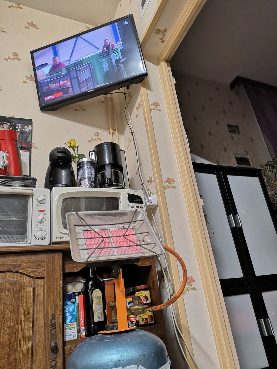 ludoagri's tweet photo. Quand t'es futur #JA54 et que tu regarde #capital dans des condition précaire, on attend la faim.. pardon la fin ! https://t.co/EHQQcSR3fn