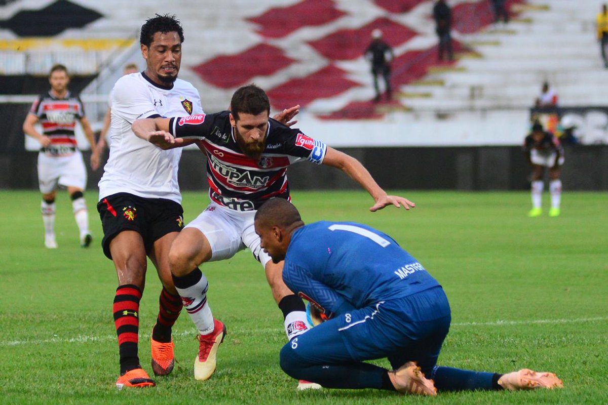 sportrecife's tweet photo. 1T - (0x0): Lances do jogo! Fotos: Anderson Stevens/@sportrecife #STAxSPT #ClássicoDasMultidões #VamosMeuLeão #pst https://t.co/szBxjkcGq7