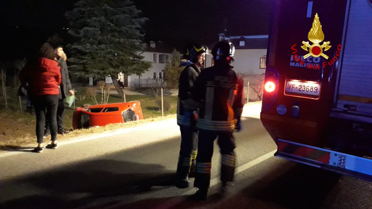 vvfveneto's tweet photo. #17febbraio 18:30 #Sovizzo(VI), auto esce fuoristrada a Peschiera dei Muzzi: due feriti. #Vigilidefuoco estraggono una persona dalla vettura rovesciata su un fianco. I feriti presi in cura dal @SUEM_Veneto #soccorsiquotidiani #allaguidanondistrarti https://t.co/8uZENCYyPl