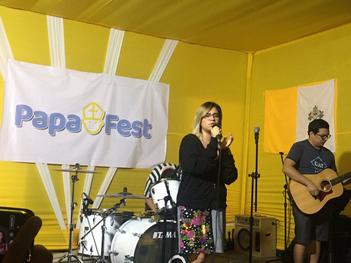 COM_DECANATO10's tweet photo. Gracias Itala por este segundo año acompañándonos en el #PapaFest https://t.co/2urkhY4cnk