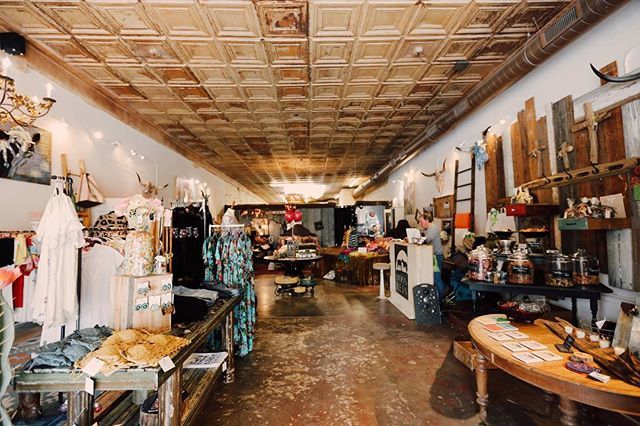 buttonedbears's tweet photo. #Girlboss Christi Proctor. Did we mention she founded Spice Village? Learn more about her business ventures in latest article! https://t.co/L5AJwybqay https://t.co/FAZv3506jE