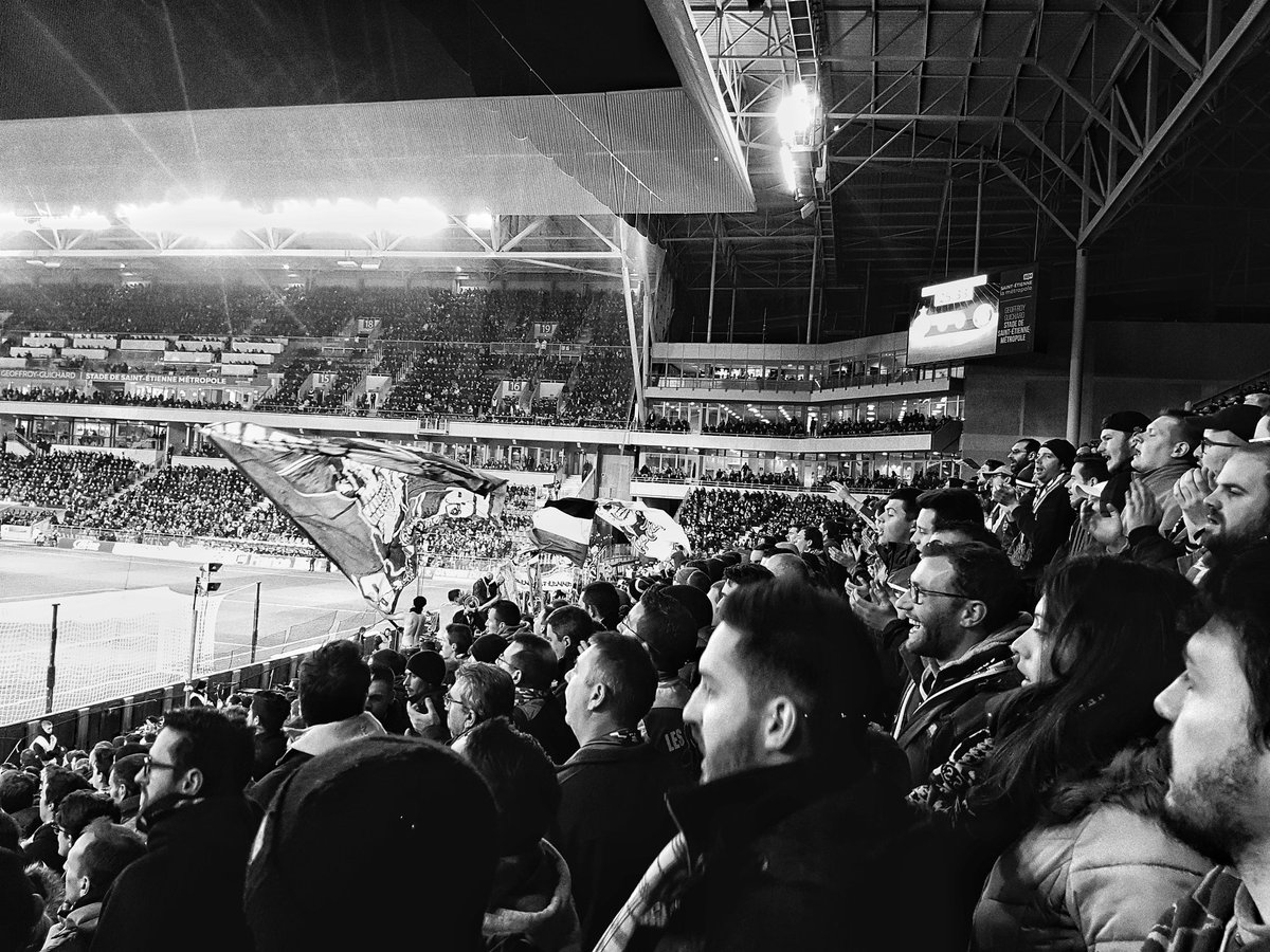 SE42_FR's tweet photo. KOP NORD 💚 #ASSEPSG
#SE42 #fiertépopulaire https://t.co/hJndxcnWYn