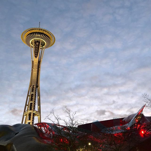 JonPLundstrom's tweet photo. Sunsets on a weekend in #seattle #rhye #architecture #pikeplacemarket https://t.co/GipQlWNiKy https://t.co/sQX1OMpZdY