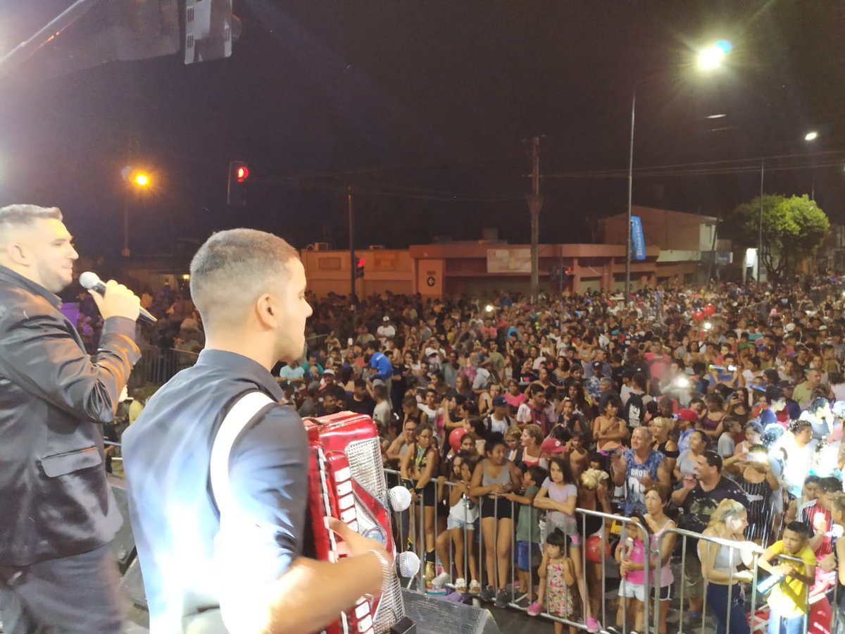 🎉🎇 Y esta gran noche de carnaval no se termina! Después de las comparsas, el gran cierre musical  al ritmo de la mejor cumbia con #LaEscenciaDeLaCumbia 🎇🎉