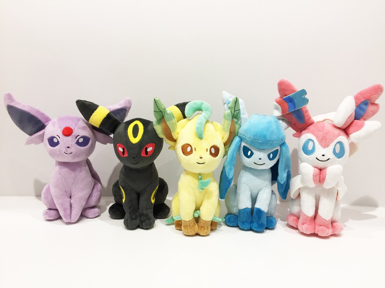 公式 プロジェクトイーブイ 続 ポケモンのすがたを忠実に再現した ポケットモンスター All Star Collection ぬいぐるみ シリーズの第10弾が登場 今回はエーフィ ブラッキー リーフィア グレイシア ニンフィアが仲間入りしたよ みんなも