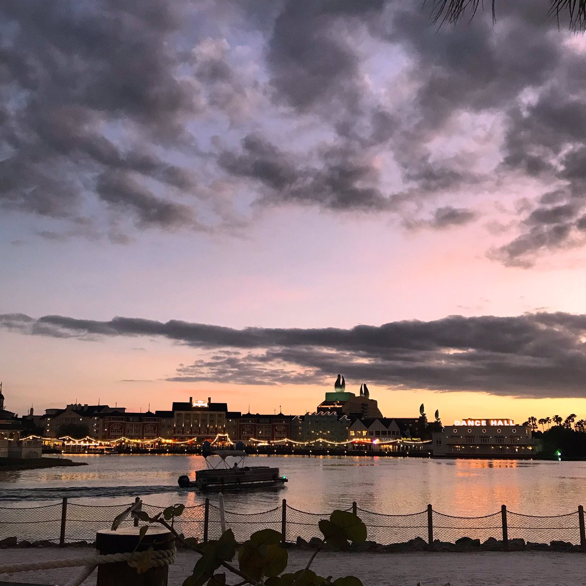 ThatDisFamily's tweet image. Sunset on Crescent Lake ❤️ #WaltDisneyWorld #disneypics