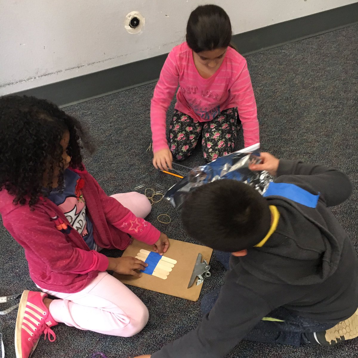 lorilavado's tweet photo. Maker bus visits Avocado. Second graders egineering a bridge. @avocadogators @AvocadoPTA @CajonValleyUSD @CVMaker537 https://t.co/5nyNIeEHEn