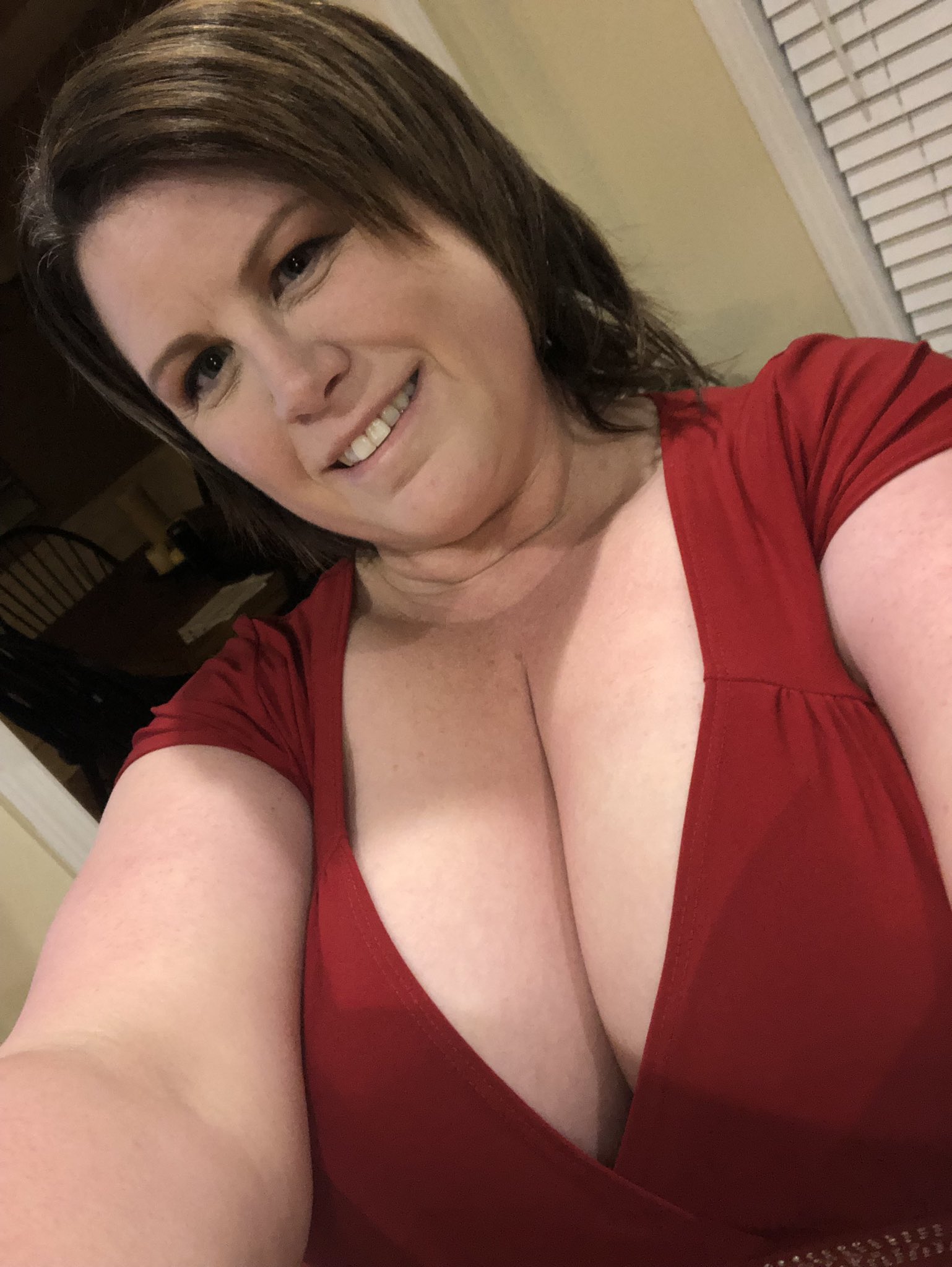 Just thought I would show some #cleavage and my #bignaturals 😁#bigboobs https://t.co/Ozg9RWg1gW