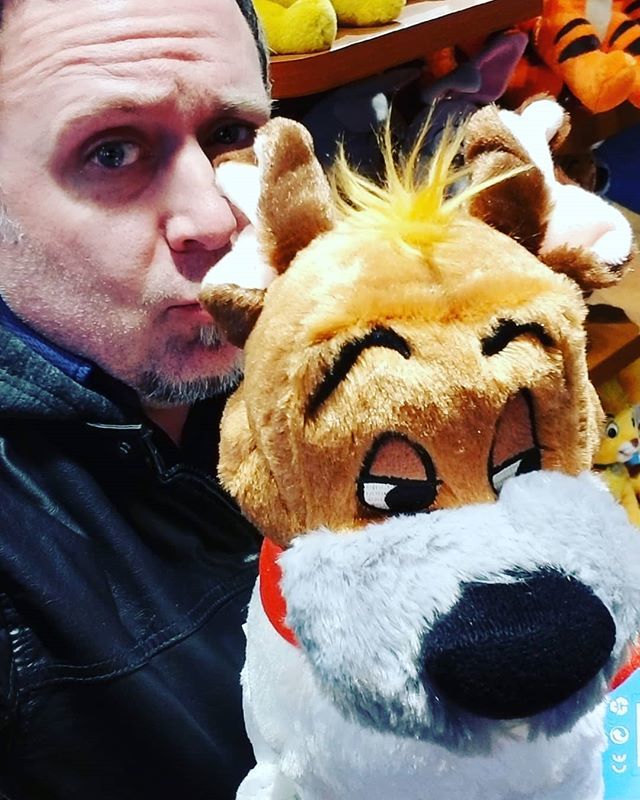Dodger from Oliver and Company and I hanging out at the Disney Store in Times Square.
#disneystore #shopdisney #oliverandcompany #timessquare #chipandco https://www.instagram.com/p/BuAaWvblqkz/
