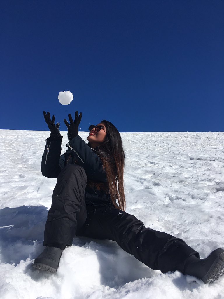 JPulan14's tweet photo. Ay tuwang tuwa talaga ako 😍🏔💋 #MyFirstSnow 👌 https://t.co/8nCPCqwtsr