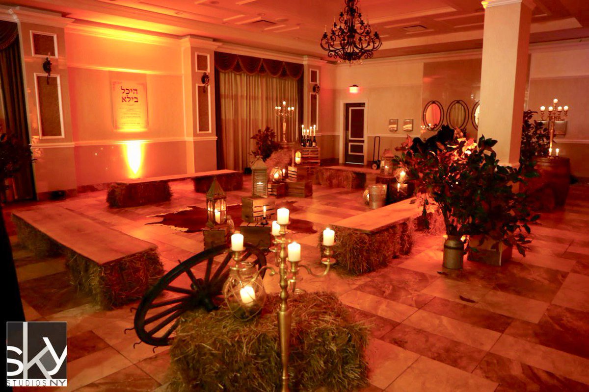 decorielevents's tweet photo. Vintage meets modern at this incredibly unique Bar Mitzvah! Beautiful warm golds, rich with style, crafted wine-bottle candleholders, gorgeous flowers, barn-style setup for a Kumzitz, to create the right mood. You can’t help but feel regal when you step into a space like this. https://t.co/VPdr28UyFa