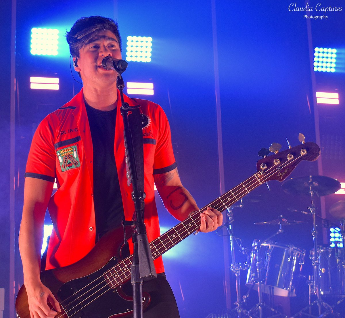 Mike_O_Like's tweet photo. Calum Hood: playing bass + smiling = utter happiness

#iHeartAwards #BestFanArmy #5SOSfam https://t.co/8Sptg1rh0y