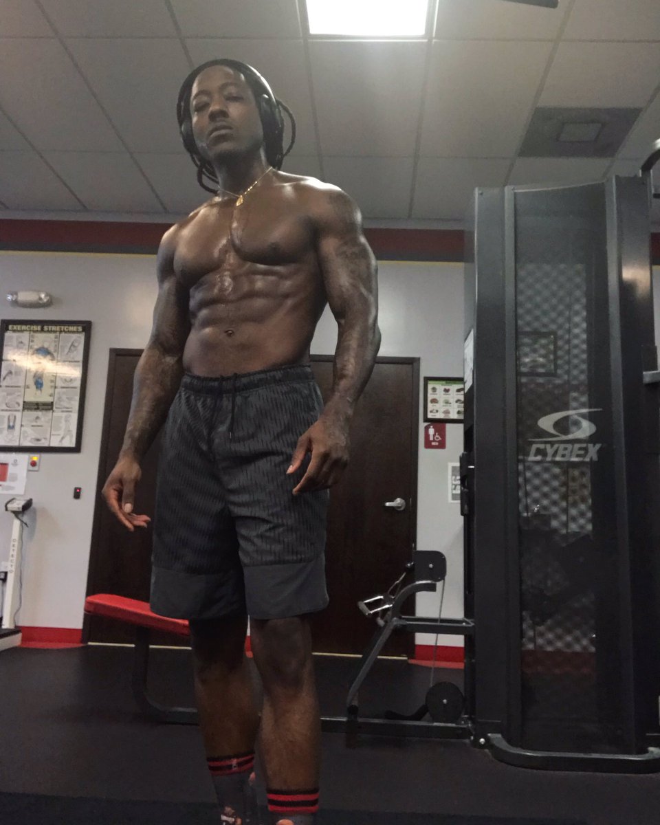 Acehood's tweet photo. Shredded. #ChocolateSundae 💪🏿 https://t.co/OfH3PckK9C