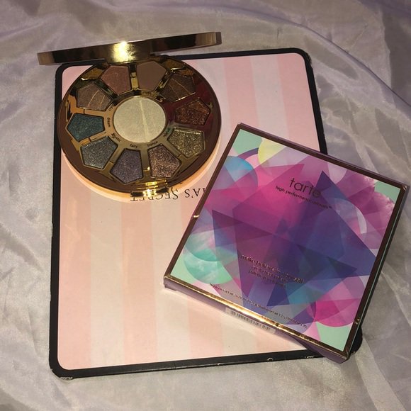 ObannonKayla's tweet photo. So good I had to share! Check out all the items I'm loving on @Poshmarkapp #poshmark #fashion #style #shopmycloset #patmcgrath #tarte: https://t.co/CBxdkX1QX8 https://t.co/dmil18ob5G