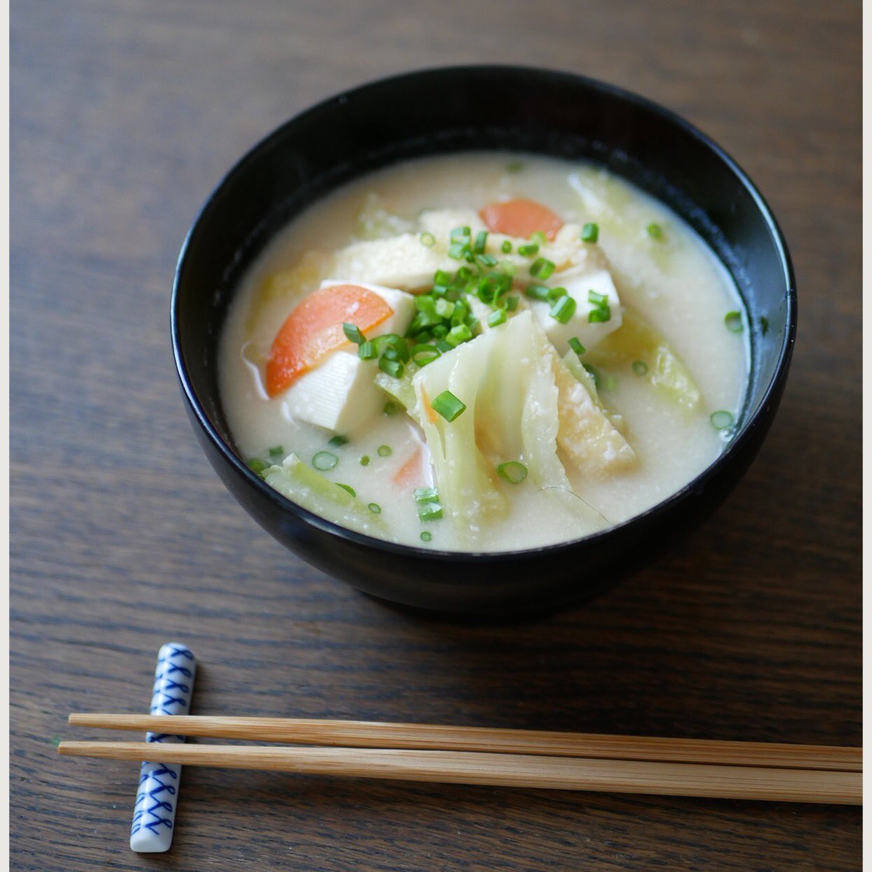 有賀 薫 キャベツと油揚げ 豆腐の粕汁 素敵な酒粕をいただいて 今朝は粕汁を 普通は根菜や鶏肉など入れますが 今朝はキャベツとおあげ だしは鶏がらだしです 酒粕のよい香りがふんわり 油揚げにおだしがジュワッとしみこんで 朝からこんなもの食べ