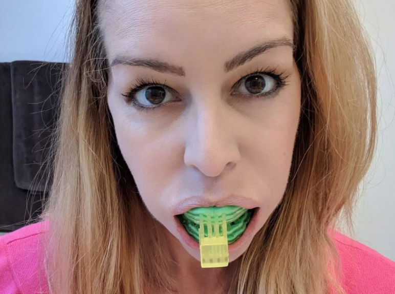 Blizzident's tweet photo. Journalist Erin Lawrence published a test of the tailored 3D-Toothbrush on Feb 14th 2019: "I'm digging the new BLIZZIDENT": 
https://t.co/WR8mF6Zia5 #dentist #toothbrush #oralhygiene #innovation #blizzident #3dprinting https://t.co/vimiHcsffG