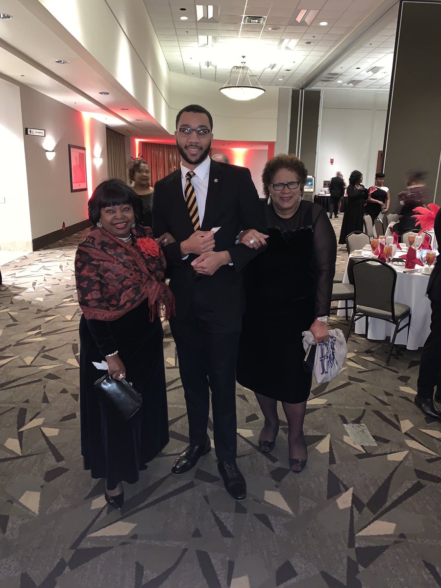 EtaO1971's tweet photo. Bro. Joshua Spann &amp; Bro. Marquan Hamilton volunteered at the Crimson &amp; Creme Scholarship Gala, hosted by @RaleighDST. They were also joined by members from @MuOmicronDst and @GammaPsi1948. Collectively, the brothers are surpassing their service goals they originally set. 🤙🏽 https://t.co/3aO0egcVCf