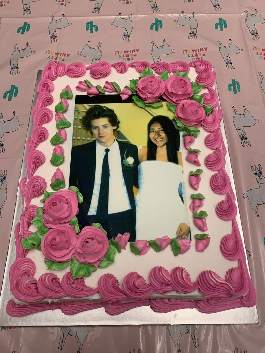 karime_borja's tweet photo. so some of my friends threw me a surprise party and this was my cake!!! I got a Harry Styles cake and safe to say I loved it and couldn’t stop giggling 😂🥳🥳 https://t.co/5CHdHerPJ9