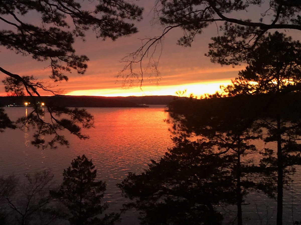 AtebSteve's tweet photo. ⁦@KATVToddYak⁩                                  Heber Springs-Greers Ferry Lake Sunset https://t.co/MHizM1djiM