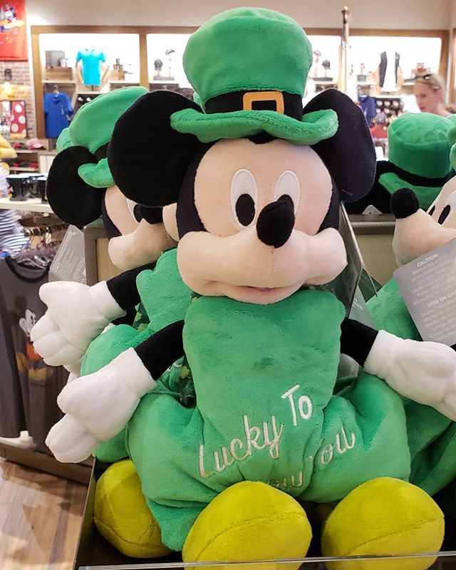 TheDisneyBlog's tweet photo. This 'Lucky to know you' Mickey-gram is also available for your St. Patty's Day gift giving..
.
..
..
...
..
.
#disneygram #mickeygram #stpatricksday #stpattysday #mickeymouse #wdw #disneyworld #disney https://t.co/5CUjr65RTw https://t.co/76UkzZH4Xy