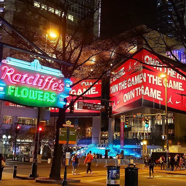 LoopCharlotte's tweet photo. Own the Game! @nbaallstar @nba #loopcharlotte #NBAALLSTAR #NBA

#clt #charlottenc #charlotte #qc #queencity #loopclt #hornets https://t.co/or4VdPrxKY https://t.co/5R8Q7XMjTS