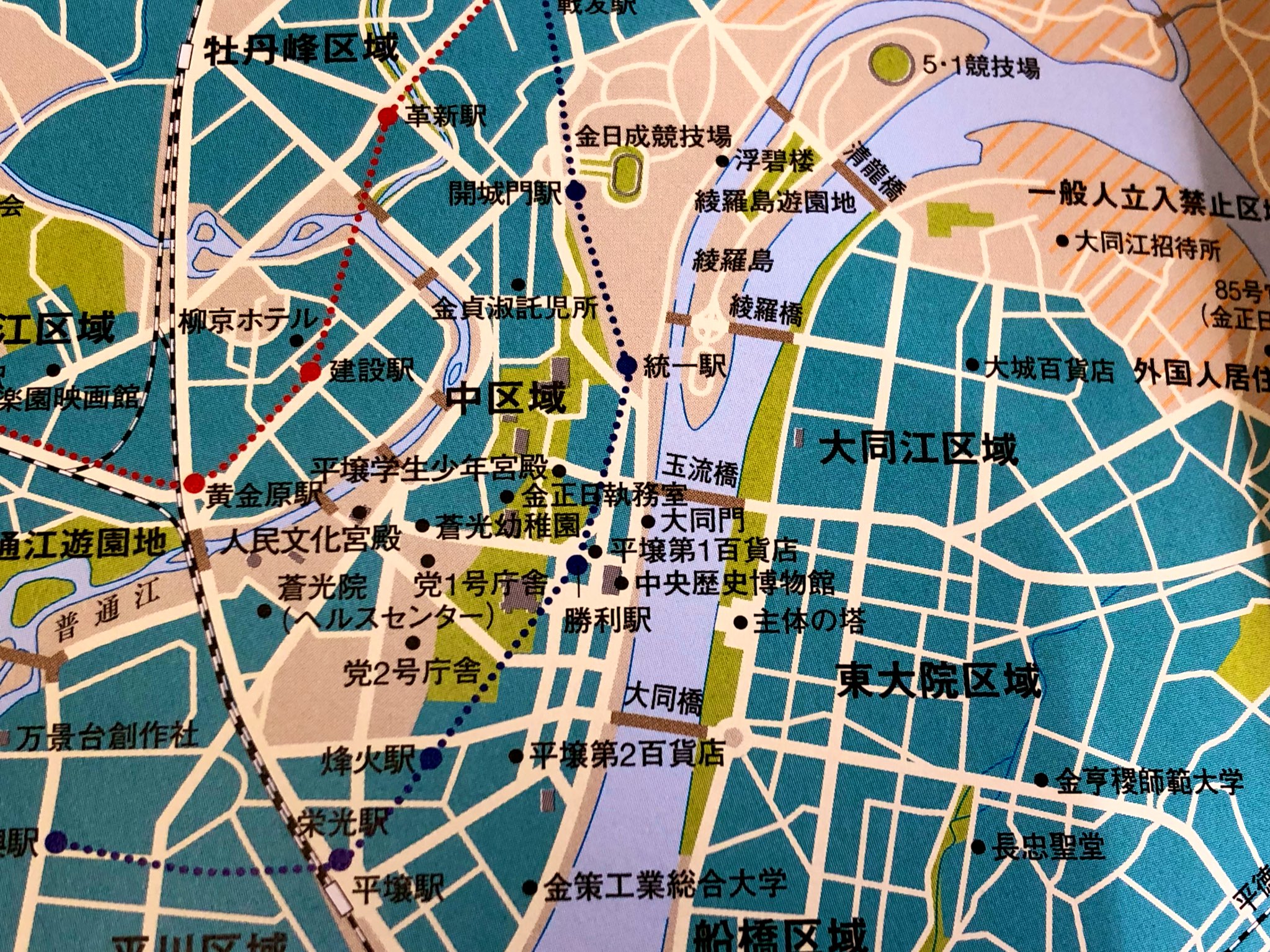 ゆうき 유욱희 経験者はわかると思うけど 韓国語地図の翻訳って本当に気の遠くなるような ことなんです なにしろ原文はすべてハングルで それを 漢字に戻す という作業がある 韓国人に ここの漢字なに と尋ねてもほぼ間違いなく 知らん と