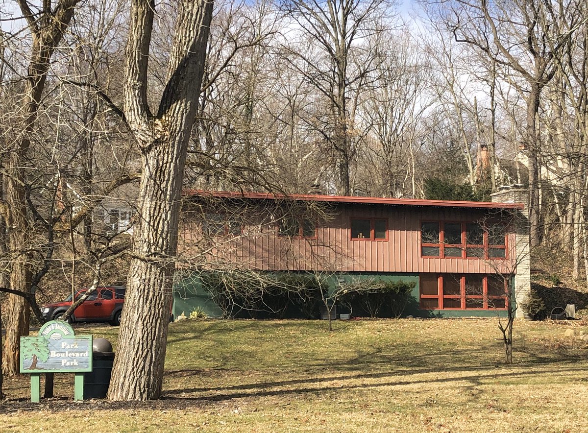 This 1962 house is my favorite of the Van Fossen houses in Worthington—the color palette here is a big mood, as the kids say. Like an indie version of Christmas colors.