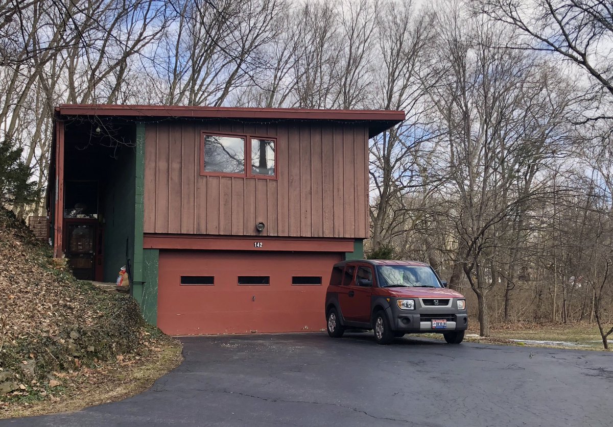 This 1962 house is my favorite of the Van Fossen houses in Worthington—the color palette here is a big mood, as the kids say. Like an indie version of Christmas colors.