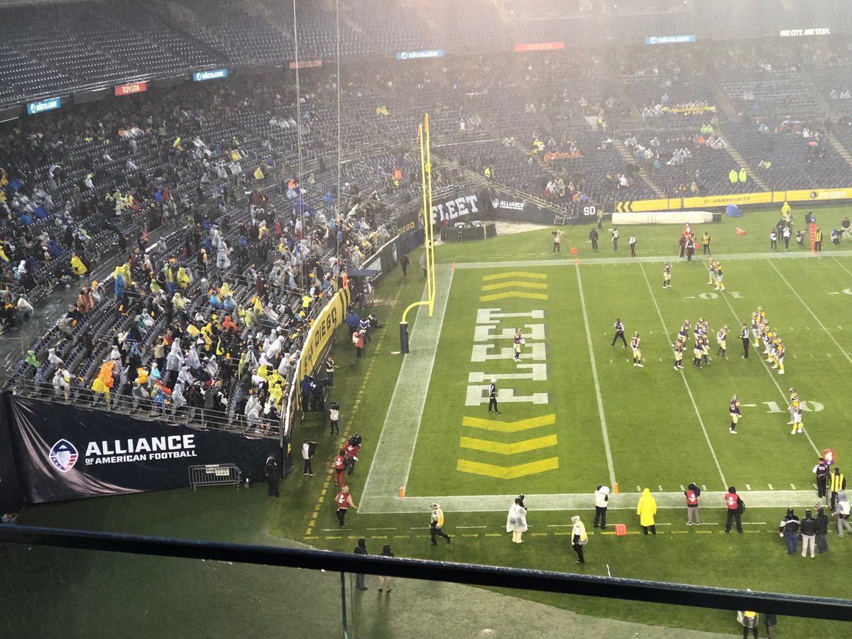 willlgalvez's tweet image. .⁦@AAFFleet⁩ fans cheering in pouring rain #SDFleet