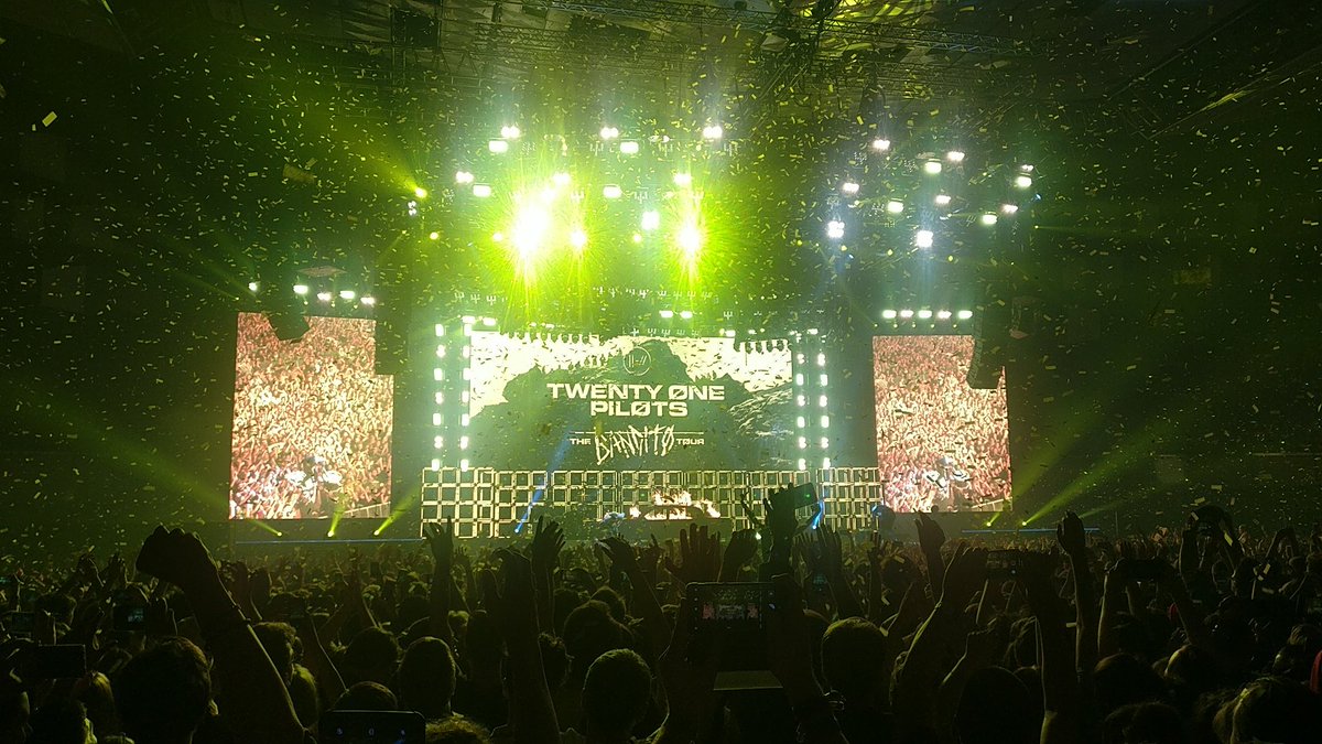 MatijaMavrek's tweet photo. We are @twentyonepilots and so are you! Vienna |-/ https://t.co/yaYxseTcHe
