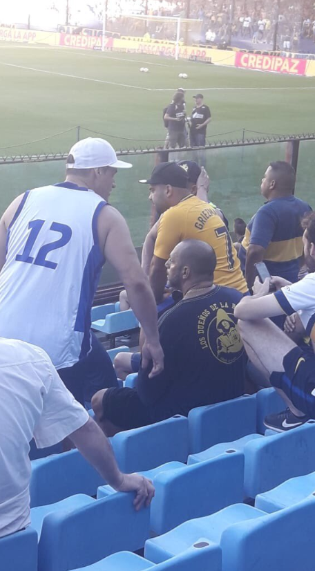 la12tuittera's tweet photo. Informa @GerGarciaGrova que socios de #Boca ubicados en la platea baja denuncian haber sido amedrentados y amenazados por integrantes de “La 12” en el momento que todo el estadio, salvo la barra, insultó al presidente Angelici. 
Fotos de @fferalonso https://t.co/YpLFUdxlQb
