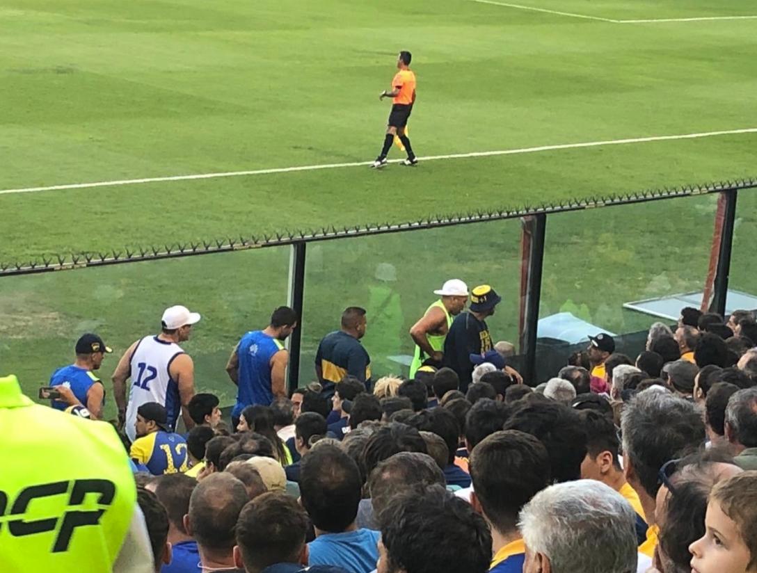 la12tuittera's tweet photo. Informa @GerGarciaGrova que socios de #Boca ubicados en la platea baja denuncian haber sido amedrentados y amenazados por integrantes de “La 12” en el momento que todo el estadio, salvo la barra, insultó al presidente Angelici. 
Fotos de @fferalonso https://t.co/YpLFUdxlQb