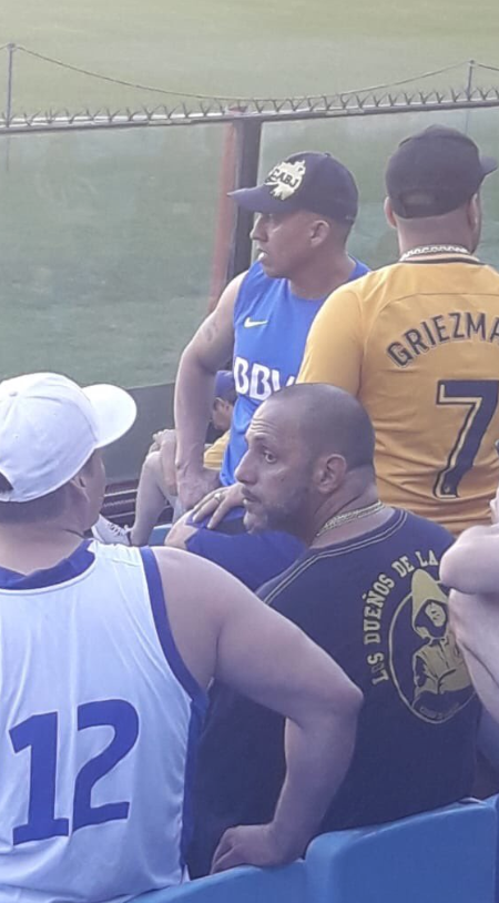 la12tuittera's tweet photo. Informa @GerGarciaGrova que socios de #Boca ubicados en la platea baja denuncian haber sido amedrentados y amenazados por integrantes de “La 12” en el momento que todo el estadio, salvo la barra, insultó al presidente Angelici. 
Fotos de @fferalonso https://t.co/YpLFUdxlQb