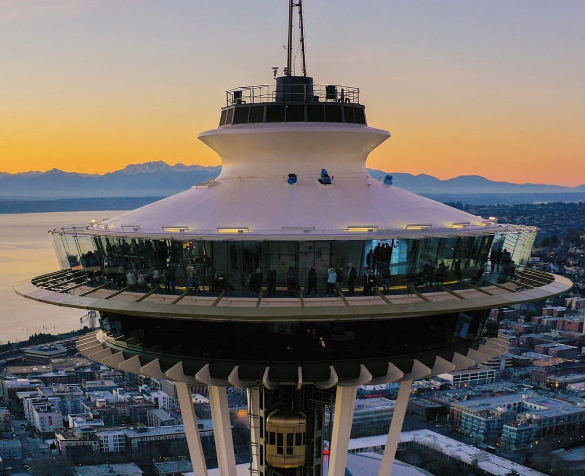 space_needle's tweet image. #Didyouknow we added 196% MORE glass during our #spacelift renovation than we had before? 

This allows for the ultimate views of Seattle. Thanks to Jeremy Gonzalez for capturing this shot with all of that sparkling glass. 😍🧡 #northwestisbest #seattleviews #visitseattle