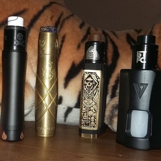 Vapor_Jason's tweet photo. Daily vape hand check by Tigerwelton on Instagram. 😎😤💨
Brass Cavalry V2 Kit by Serisvape.
#vapemods #vapemechmod #vapemodkit #vapeshot #vapeshow #vapewholesale #vapepromotion #vapereviews #serisvape #cavalryv2kit #vape放出 #vape専門店 #vape初心者 #vapefam #vapehandcheck https://t.co/D68YPSE9pW