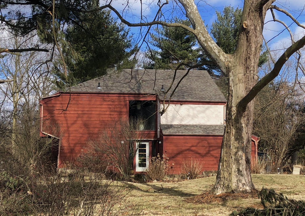 House in East Beechwold that I suspect might also be a Van Fossen but not 100% sure. Either way I really love this house...it plays with and skews the traditional house form in a really interesting way.