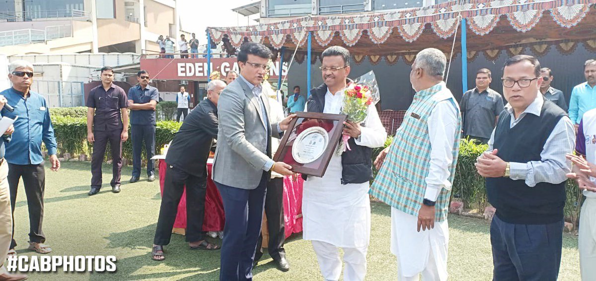 CabCricket's tweet photo. The #MayorsCup final got off to a rollicking start with #KMC Mayor #FirhadHakim, CAB #President #SouravGanguly &amp; #MMIC #DebashisKumar inaugurating the final with a photo session.
#CAB https://t.co/eNWf2i8b59