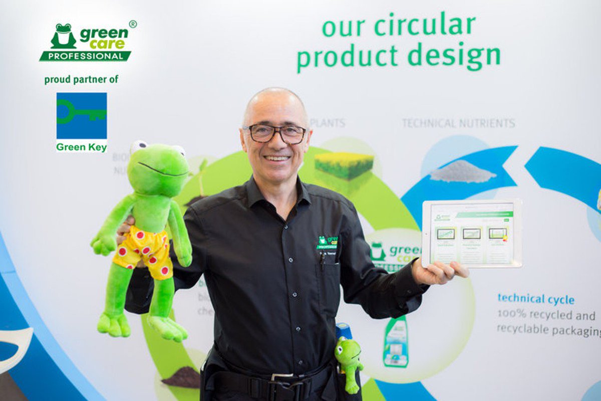 WernerMertzPL's tweet photo. @GreenKeyNL partnerem @greencareProf by promować zrównoważone rozwiązania w zakresie utrzymania czystości 🐸
Chcemy oszczędzać #zasoby w codziennym sprzątaniu w ponad 3000 obiektów na świecie. 
Więcej o naszym partnerstwie:
https://t.co/wvDatPGRUz
#WernerMertz #GOZ #GreenKey https://t.co/Qq6kZBUmiP