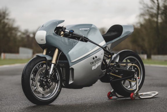 EatSleepRIDE's tweet image. DeBolex Engineering has dressed up the @EnergicaMotor Eva in full-faired, vintage-inspired, bespoke bodywork in the shop’s latest custom build. Via @BikeEXIF 

@twsteel #ElectricVehicles #Motorcycle #EatSleepRIDE @EatSleepRIDE