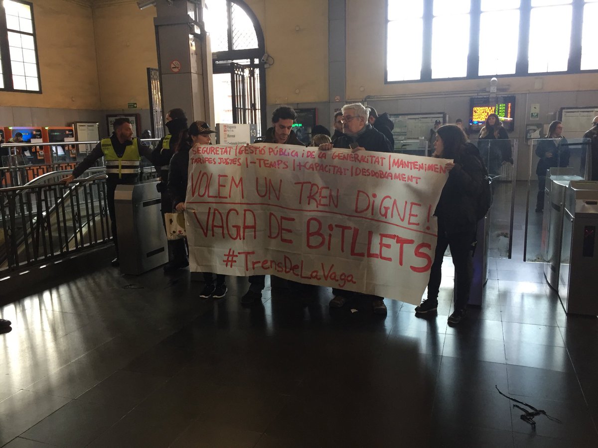 Un grup d’usuaris de la R3 i la R4 es fan forts en una de les sortides de l’estació de RENFE de Sant Andreu Arenal de Barcelona perquè tothom qui vulgui surti o entri sense pagar. #VagadeBillets #trensdelavaga ⁦<a href="/linformatiu_tve/">L’Informatiu</a>⁩