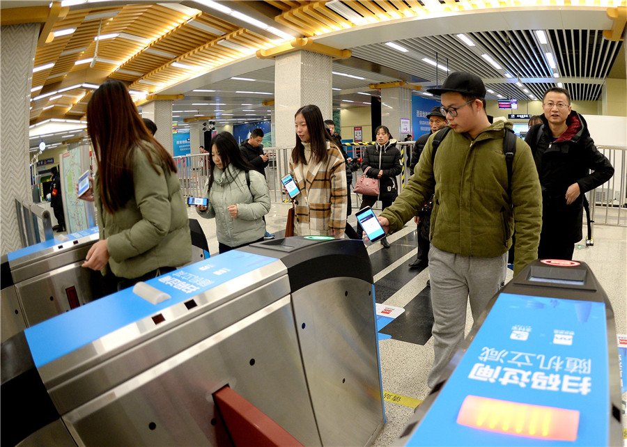 ChinaDaily's tweet image. Passengers in China can simply use their smartphones to board buses, subway trains and even railway trains soon. bit.ly/2SGD6BT
