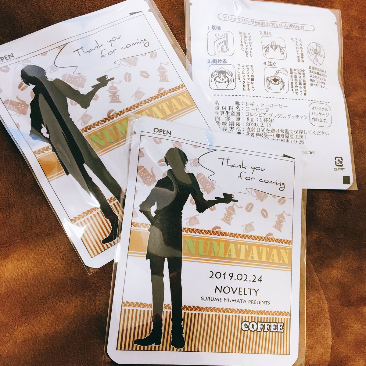 新刊めーちゃくちゃ綺麗に印刷されてました?✨印刷会社さん本当にありがとうございます！本文も色刷！ノベルティはオリジナルパッケージのコーヒーです☕️ 