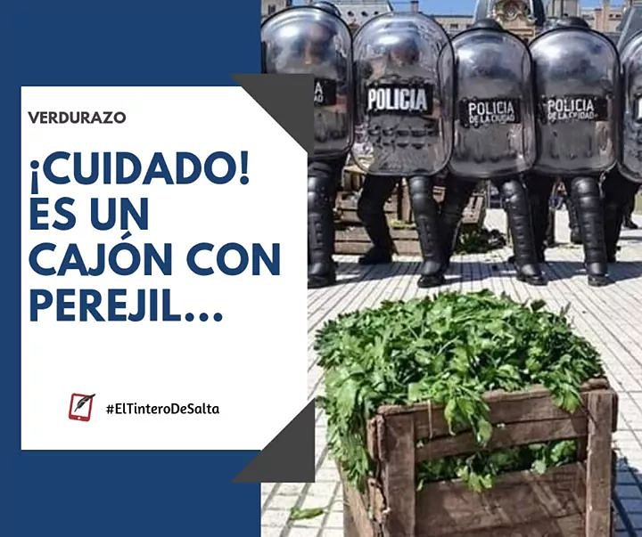 eltinterodesal1's tweet photo. [PROTESTA] #Verdurazo
Otra imagen de lo que sucedió ayer en Plaza Constitución. La policía impidió la instalación de una feria popular secuestrando toda la mercadería. 
💻 https://t.co/yOvzzWiwsc https://t.co/W3p2GohfNh