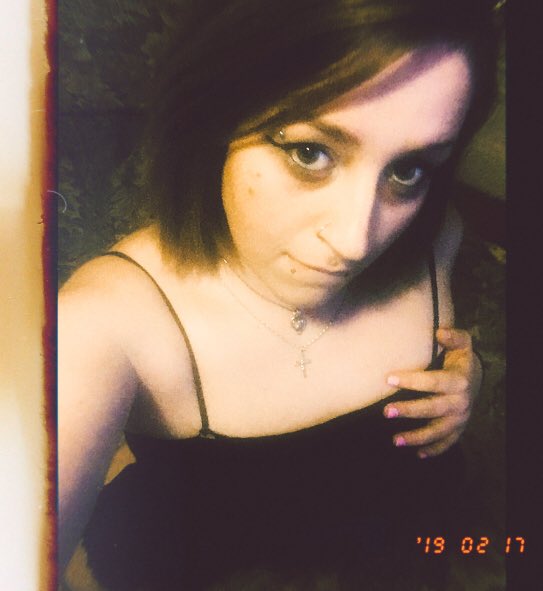 Rachel23420's tweet photo. She wasn’t just talking about her hair
When she said she cut off her dead ends for growth 💋 
#canadiangirl #lipbite #girlswithpiercings #loveyourself #positivevibes #girlswhoblaze #l4l #feelingmyself #goodvibes #stonergirl #naughty #picoftheday #positivity #instaphoto #justlove https://t.co/iUxXzOKiOb