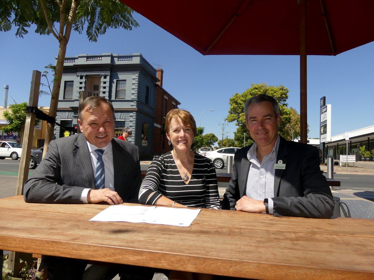 networkprospec's tweet image. Last Friday @CityofProspect  joined the Small Business Friendly Council Initiative. Mayor David O'Loughlin and CEO Cate Hart officially signed the charter with SA Small Business Commissioner, John Chapman.