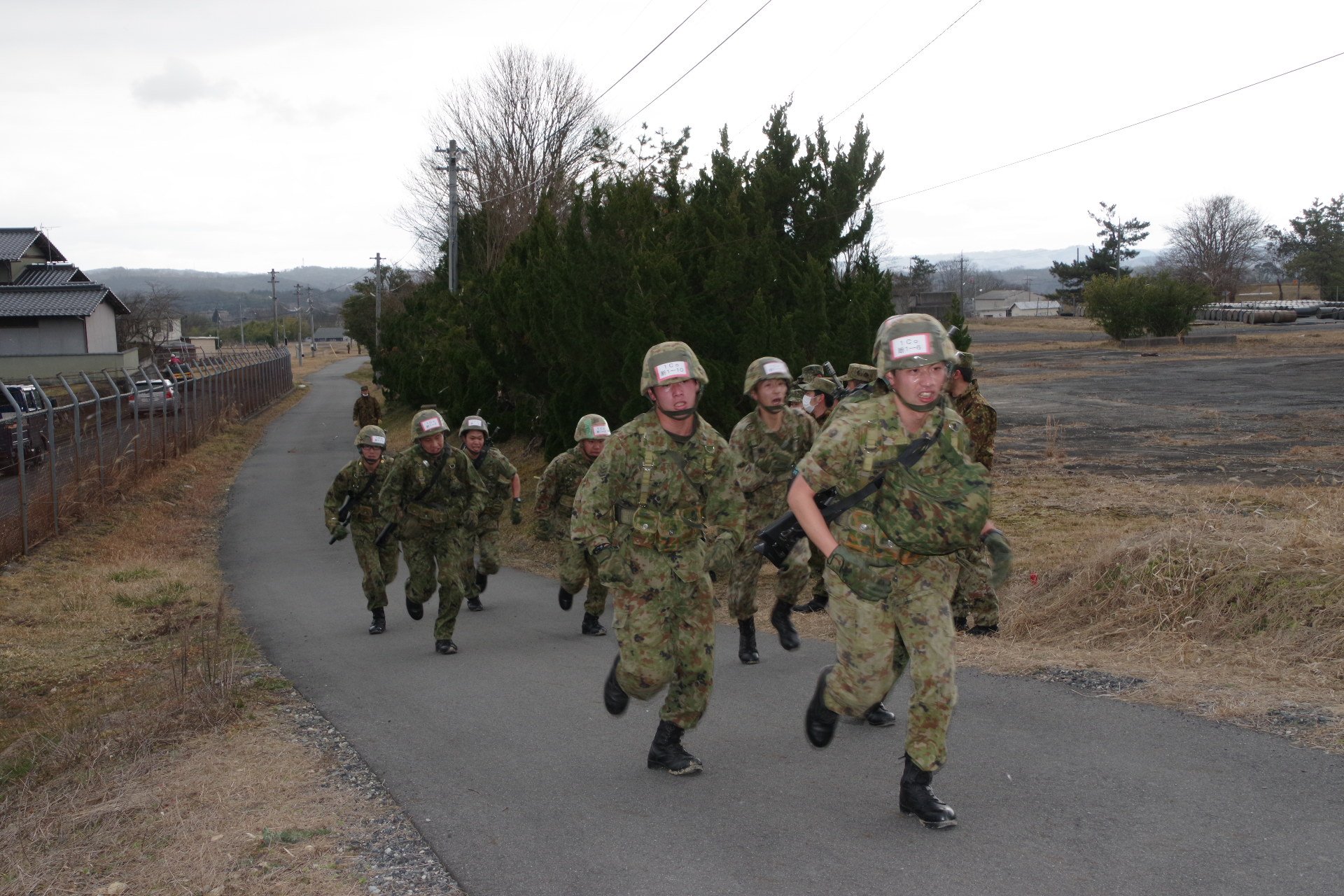 陸上自衛隊第１３旅団 公式 第１３特科隊 日本原駐屯地 は 駐屯地内において武装走競技会を行いました 年齢や性別は関係なく装備を身につけ 小銃を背負い激走しました 見た目よりも かなりきつい競技ですが 各部隊一丸となりゴールを目指しまし