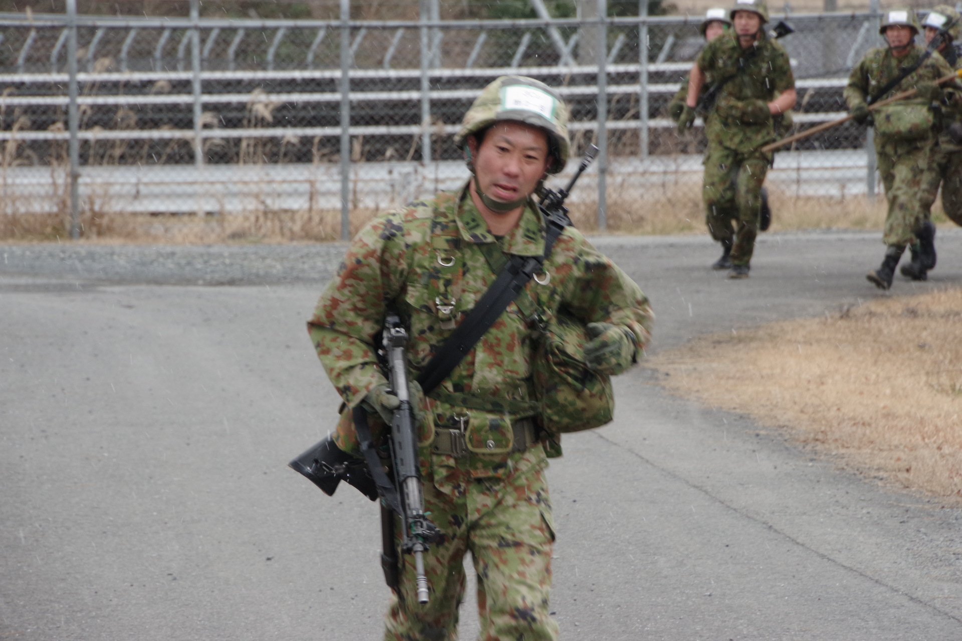 陸上自衛隊第１３旅団 公式 第１３特科隊 日本原駐屯地 は 駐屯地内において武装走競技会を行いました 年齢や性別は関係なく装備を身につけ 小銃を背負い激走しました 見た目よりも かなりきつい競技ですが 各部隊一丸となりゴールを目指しまし