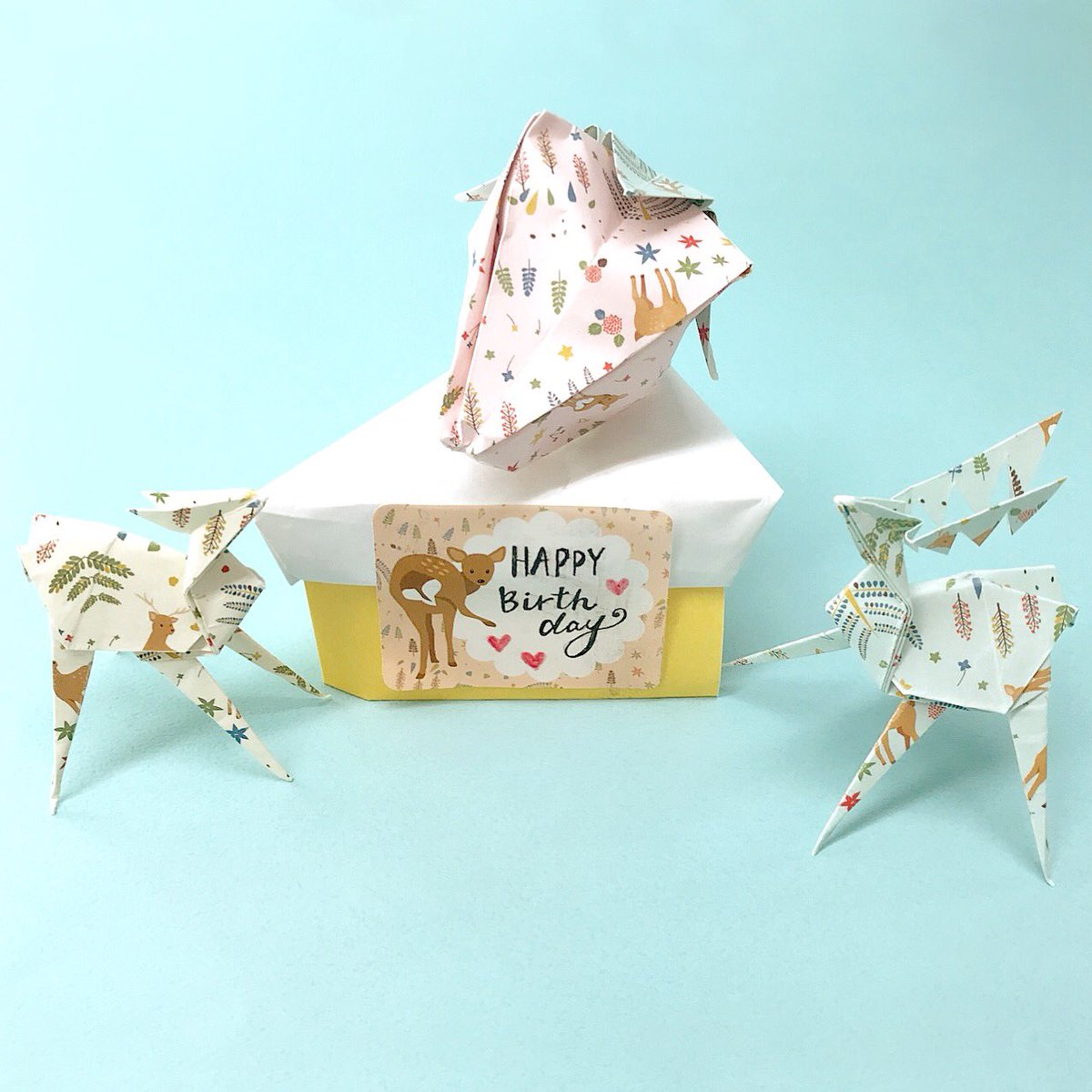 naragoods_ok2's tweet photo. 2月18日はあのお方の誕生日🎉鹿とショートケーキを折ってみました🦌🍰おめでとうございます！
#岡村印刷 #奈良 #NARA #NARAグッズ #鹿 #鹿グッズ  #奈良の鹿 #deer #折り紙 #折り紙作品 #origami #papercraft #文具 #文房具 #雑貨 #紙モノ #Japan #ケーキ #HappyMaxDay  #HappyChangminDay https://t.co/0Acew2VSsV