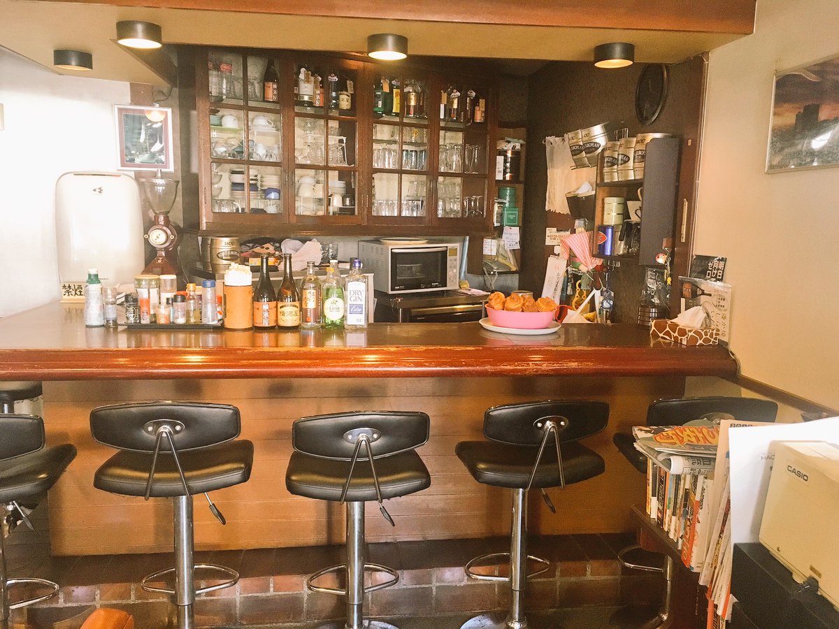 喫茶 七 四 寄居町 横浜屋 さんで ナポリタン 銀皿にのった太めでもちもちの麺 メニューには すちくらーめん や 大人のラーメン など気になるものも 特製ラーメン はこれぞラーメン の懐かしの味でした 純喫茶コレクション
